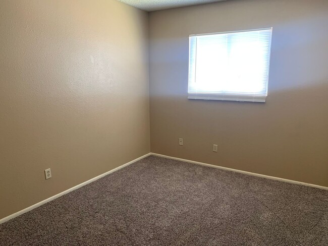 Building Photo - Cute townhome available in Mesa