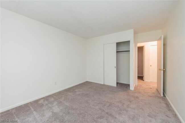 Building Photo - 7020 Carriage Hill Dr