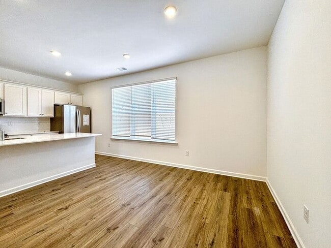 Building Photo - 4-Bedroom Home with Scenic Views and Conve...