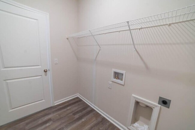 Building Photo - Beautiful 3-Bedroom Townhome in Sought-After Waterways Community