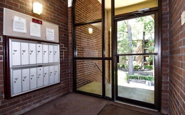 Building Photo - Well-Appointed 2 Bed 1 Bath Condo In Vibra...