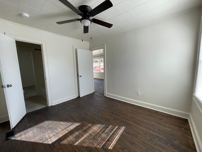Building Photo - Updated 3 bed 2 bath duplex near downtown ...