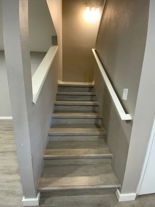Building Photo - West Olympia 2bdr 1.5bath Townhome w/ garage & parking