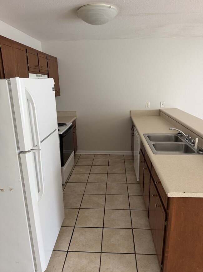 Building Photo - 800 cardinal grove court