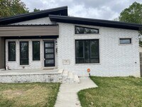 Building Photo - 606 E 23rd St