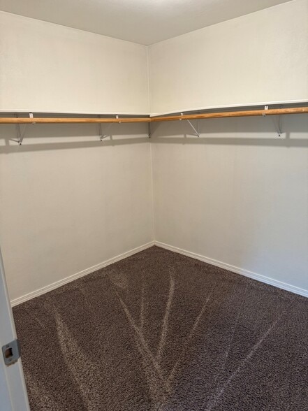 Walk In Closet - 1614 N Parkway Dr
