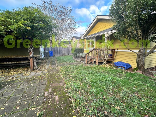 Building Photo - Awesome 3-Bedroom, 2-Bathroom House betwee...