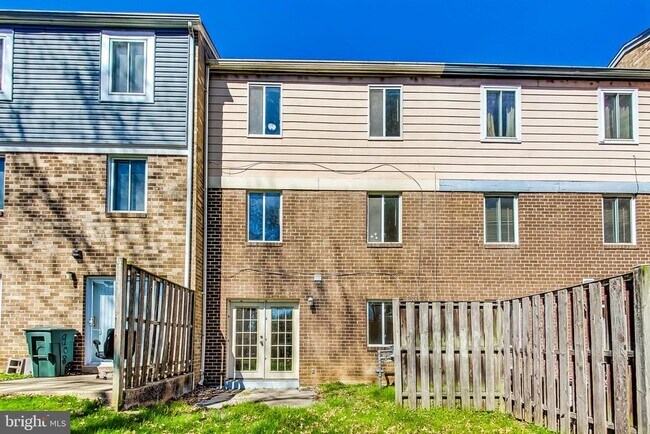 Building Photo - 906 West Side Dr