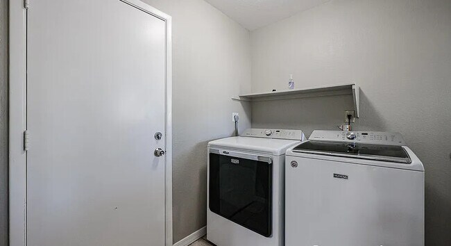 Building Photo - 604 W Kiva Ave