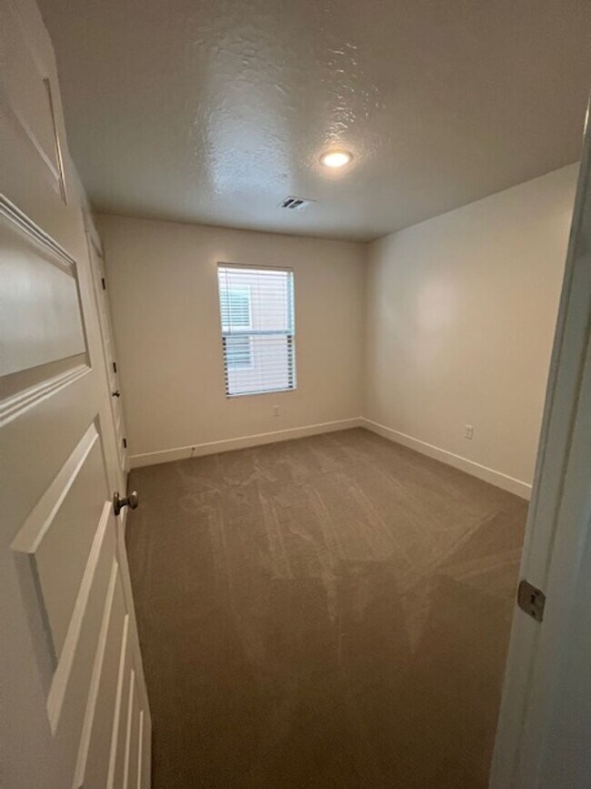 Building Photo - SPACIOUS HOME FOR RENT!