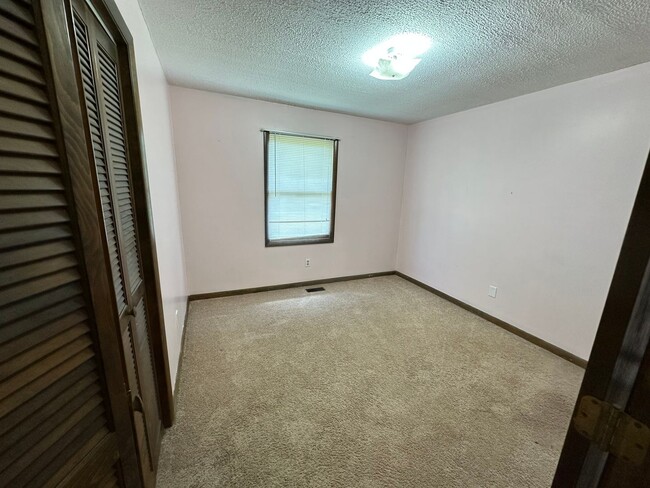 Building Photo - Charming 3 bedroom 2 bathroom home