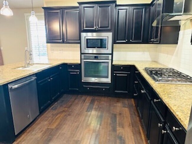 Building Photo - $2,695 Beautiful Barclay Square 4 Bed / Ha...