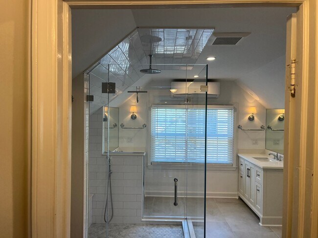 Building Photo - 3 Bedroom 2 Bath Fairfield House Near Southport