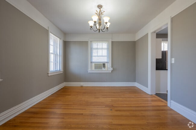 2BR, 1BA - 950SF - Dinning Room - The Castle in Cloverdale