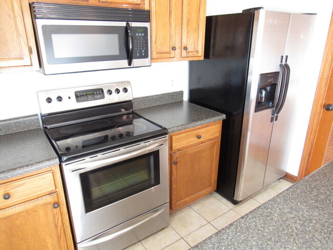 Building Photo - Huntington Ridge condo- one level!
