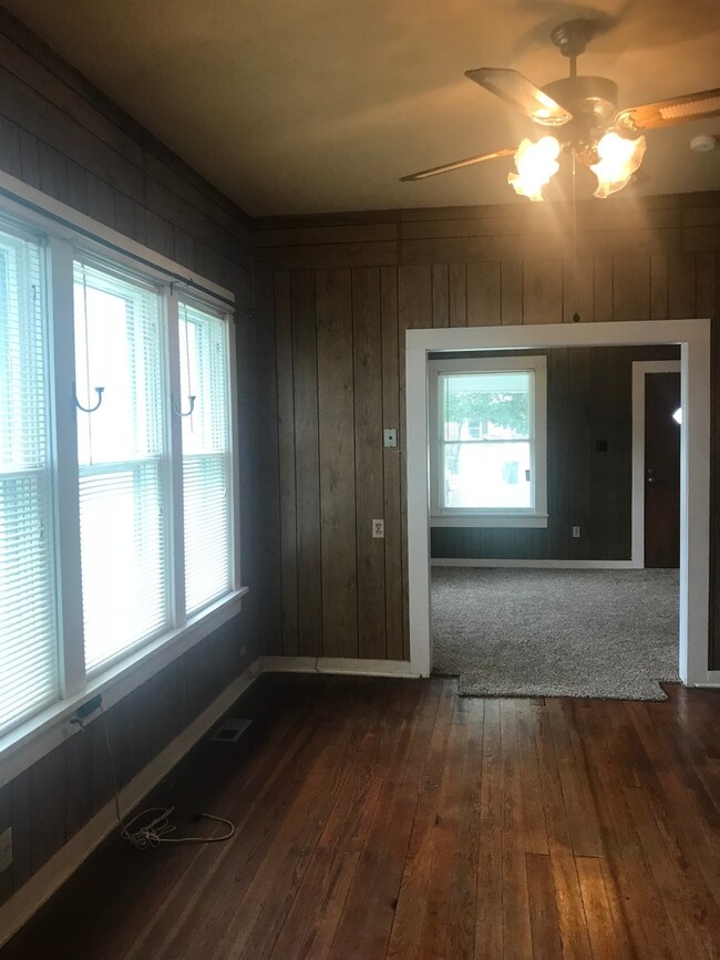 Building Photo - Very clean 3 bedroom/1 bath house in El Do...