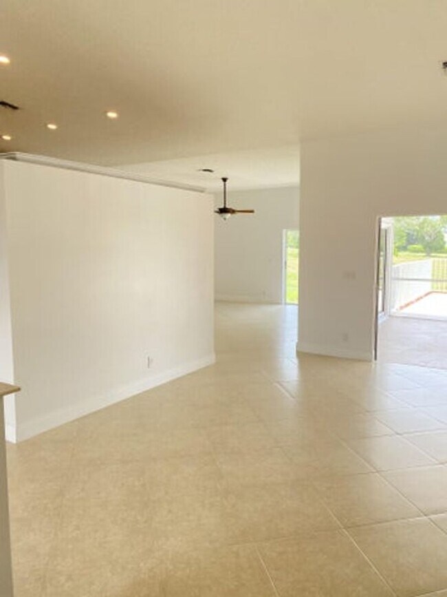 Building Photo - 4593 Bucida Rd