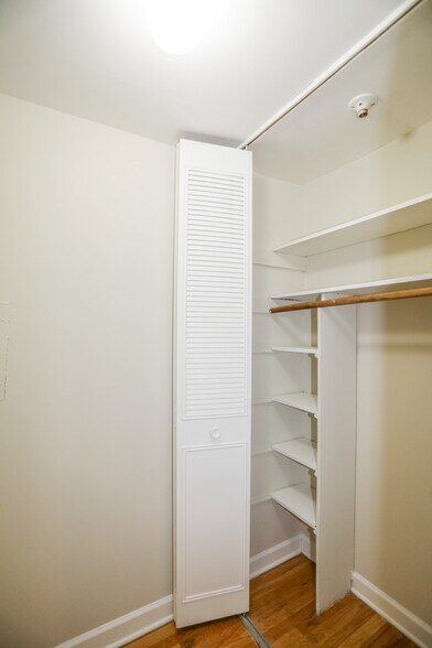 Building Photo - 5847 N Kenmore Ave