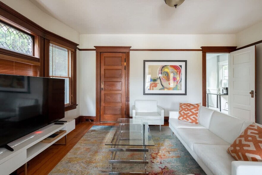 Primary Photo - 26 NE 11th Ave