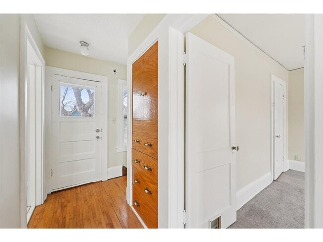 Building Photo - 661 Surrey Ave E