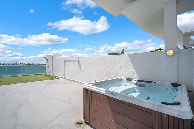 Building Photo - 2000 Bay Dr