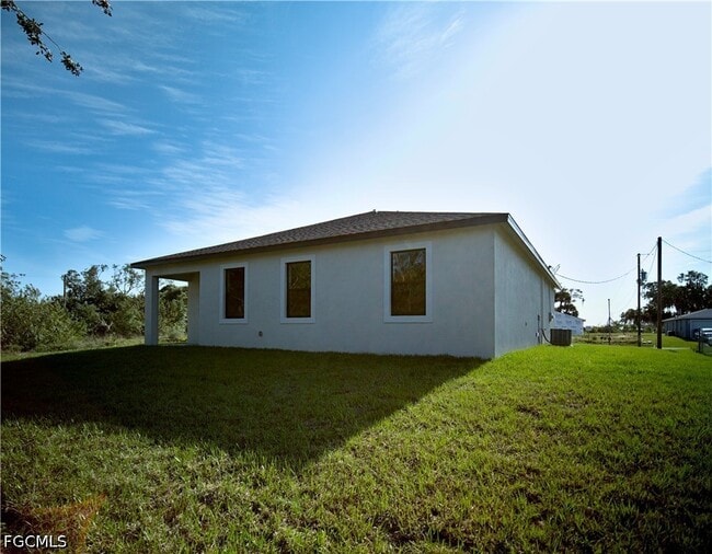 Building Photo - 3027 NE Beechwood Cir