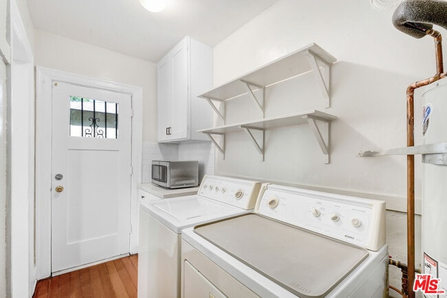 Building Photo - 942 N Croft Ave