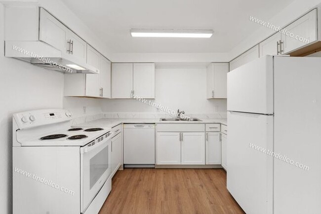 Building Photo - Updated 2BR w/ Utilities & Parking Include...