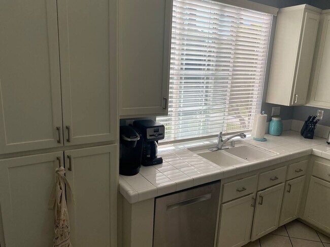Building Photo - 3 BD/ 2.5 BA SHORT-TERM FURNISHED TOWNHOME...