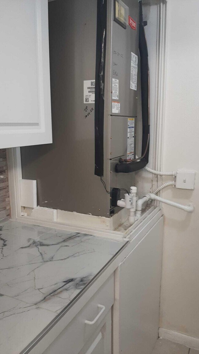 Building Photo - 5990 Pine Cone Ct