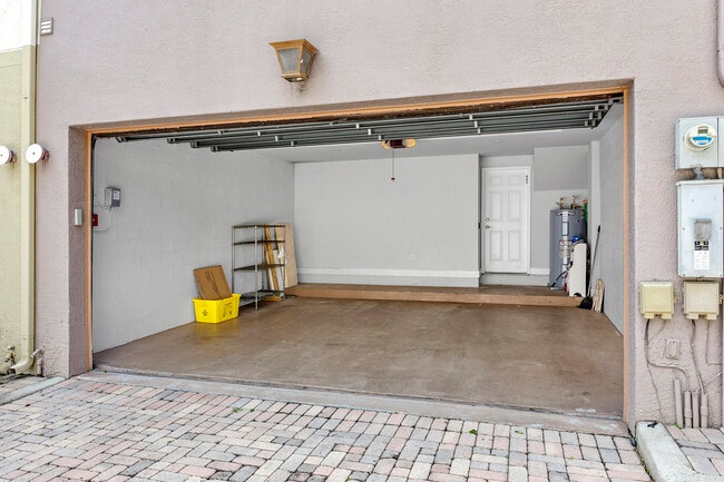 Building Photo - 691 Hibiscus St