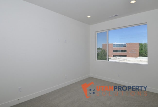 Building Photo - 1559 E Talo Ct