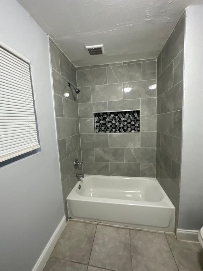 Building Photo - Fully Renovated 3/1 Single Family House Available for Immediate Rent!