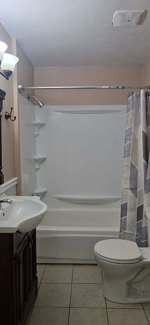 Building Photo - 2 Bedroom up stairs apartment