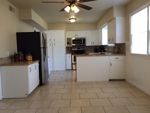 Building Photo - Huge Updated 4 Bedroom/2 Bath/2 Living Room House close to TTU - Available AUGUST