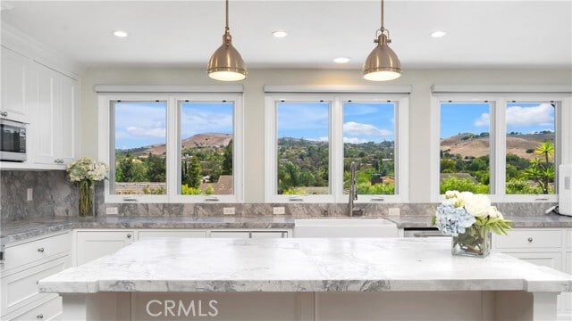 Building Photo - 10 Flintridge