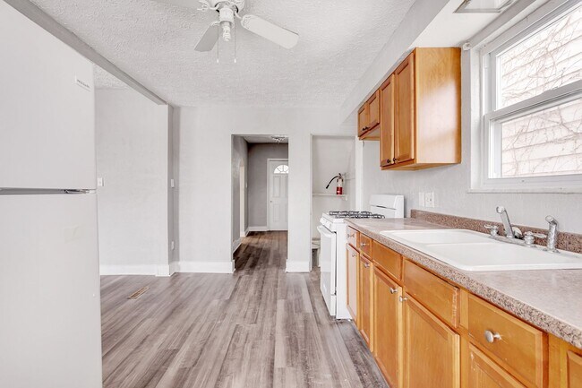 Building Photo - Newly Renovated 4 Bedroom Home in West Lib...