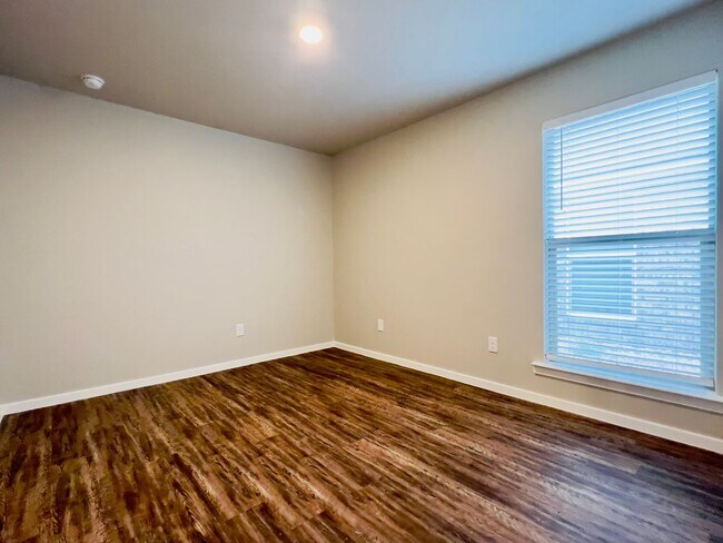 Building Photo - $500 MOVE-IN SPECIAL: New 3/2/2 in Frenshi...