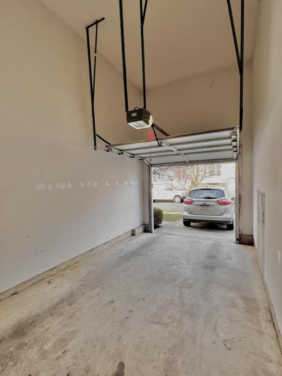 Building Photo - 211 Hawthorne Way