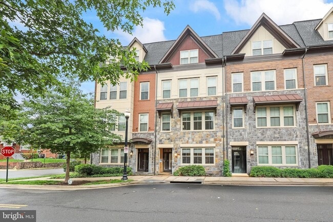 Building Photo - 1334 S Quinn St