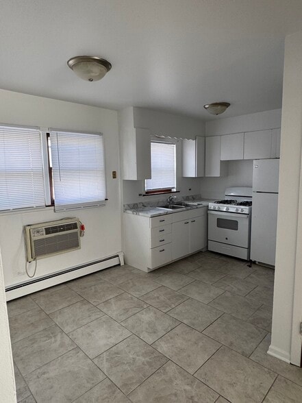 Building Photo - 1948 Oak St