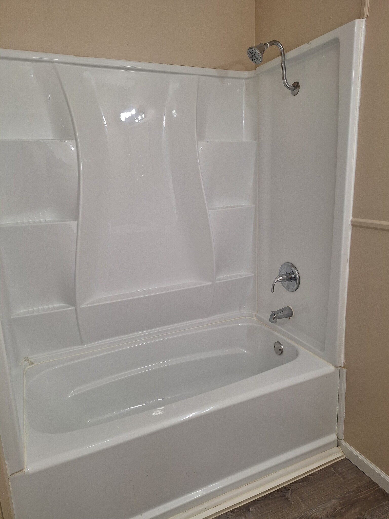 Full Bathroom w/ Shower & Tub - 1220 Louisiana St