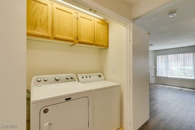 Building Photo - 350 S Durango Dr