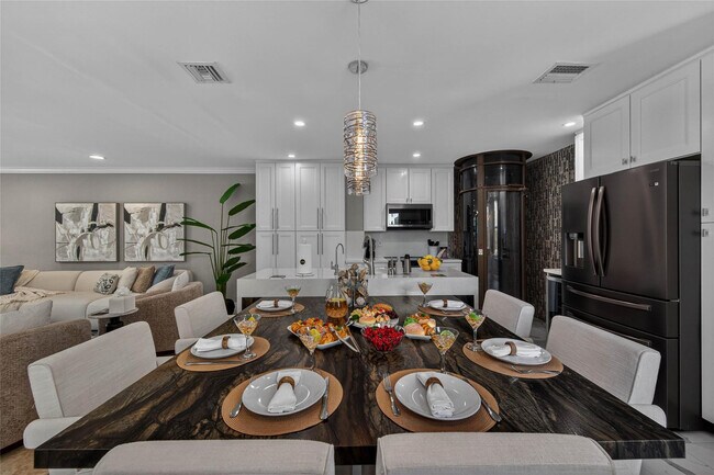 Building Photo - 1215 NE 1st St