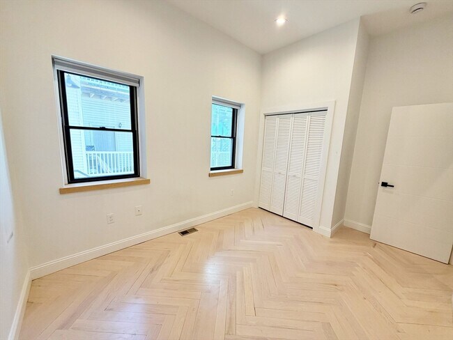 Building Photo - 182 Webster St