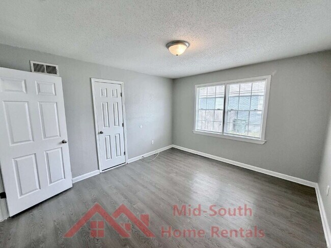 Building Photo - 83 Eastview Dr