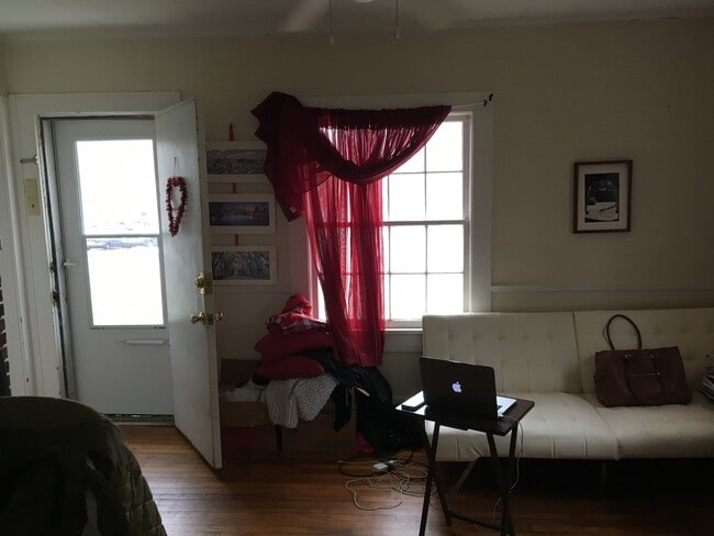 Building Photo - 880 Sunset Dr