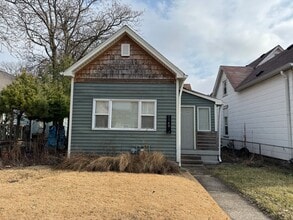 Building Photo - Fountain Square 3 Bed 2 Bath with fenced in backyard