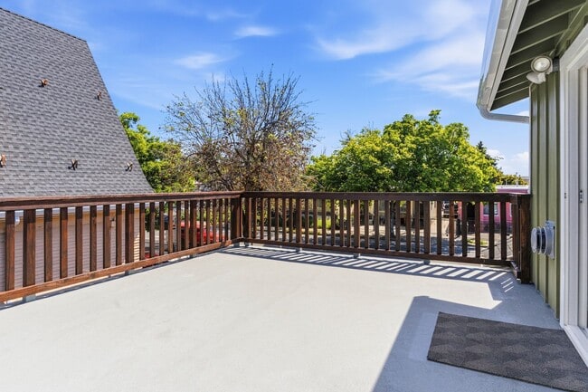 Building Photo - Newly Remodeled 4-Bedroom Oakland Duplex with Gated Parking