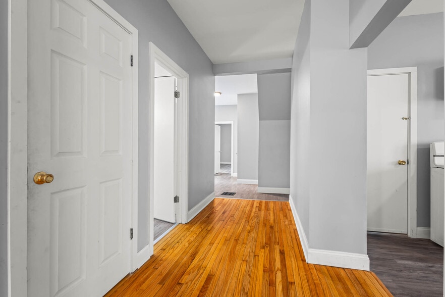 Building Photo - 208 S Swan St